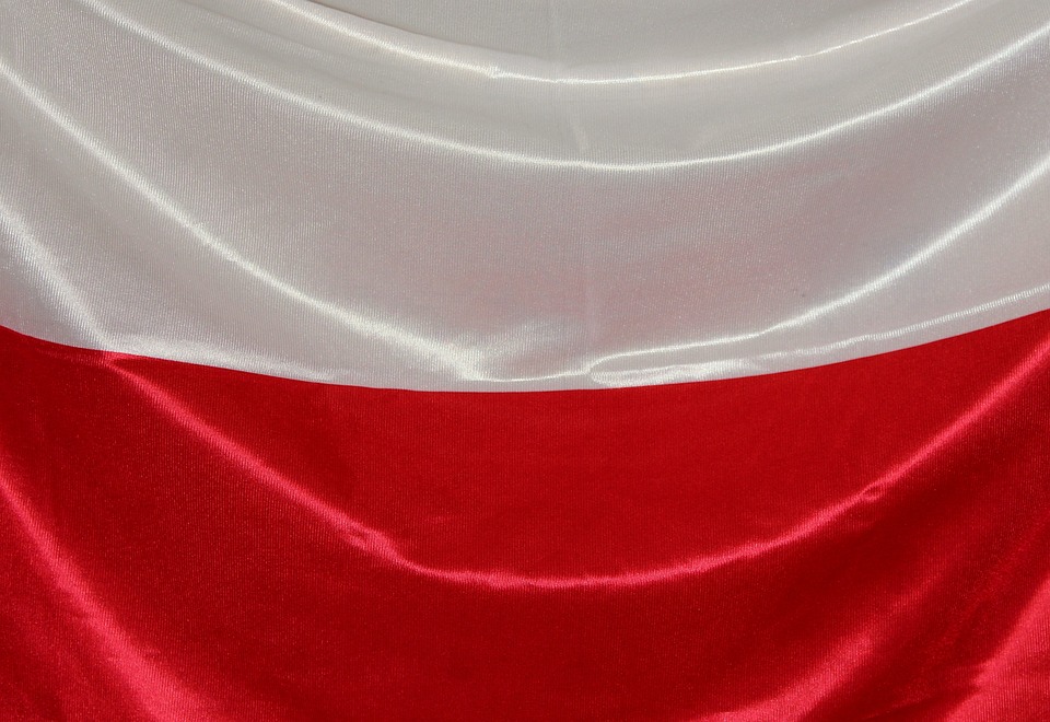 Zdjęcie flagi biało-czerwonej. Wyraźnie widoczny luźno ułożony materiał.