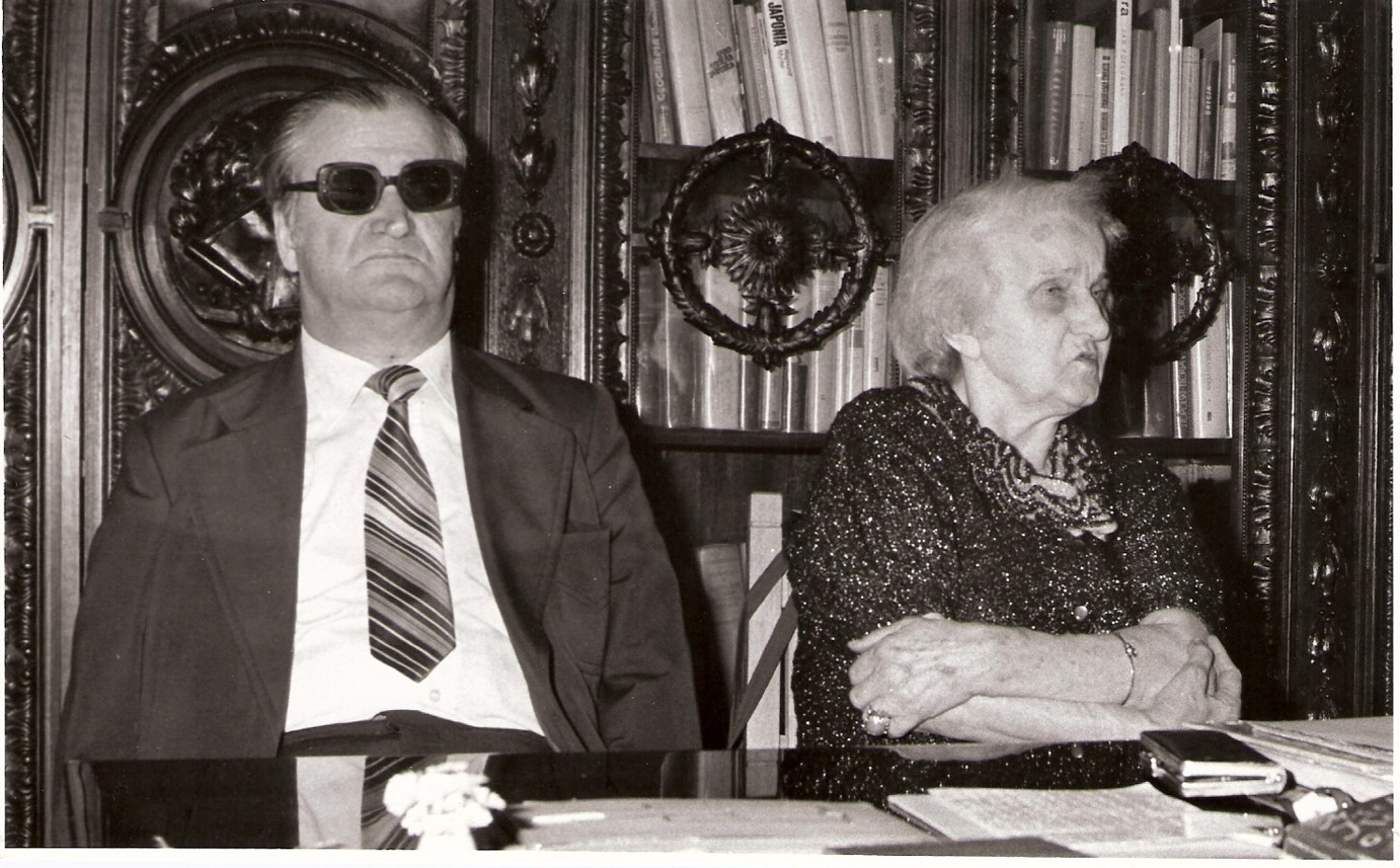 Czarnobiałe zdjęcie Michała Kaziowa wraz z opiekunką na spotkaniu w Żaganiu